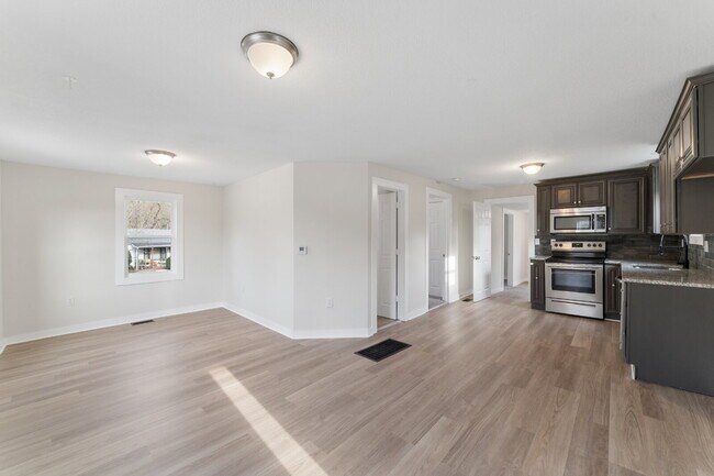 Building Photo - This cozy residence features a bright living space and well-appointed kitchen.  1st month is FREE...