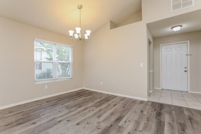 Building Photo - 585 Conure St