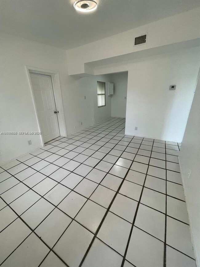 Building Photo - 2431 Plunkett St