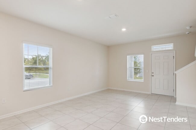 Building Photo - Beautiful End Unit Townhome!