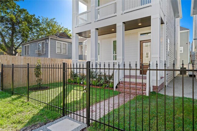 Building Photo - 2729 Rutland St