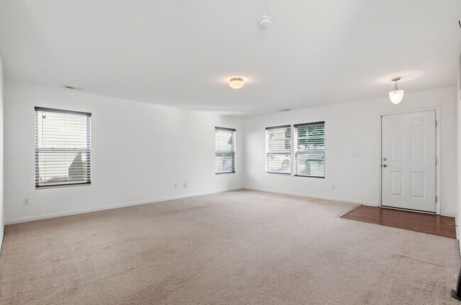 Foto del edificio - Spacious 4BR Home with New Carpet & Fenced Backyard
