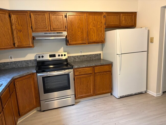 Building Photo - 20 Maple Ave