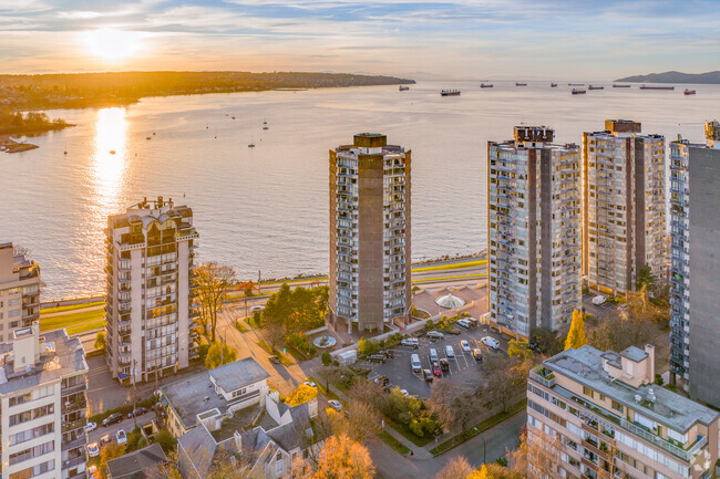 Aerial Photo - Beach Towers Dogwood Building