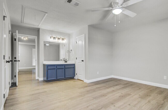 Building Photo - 2045 Dowlen Rd