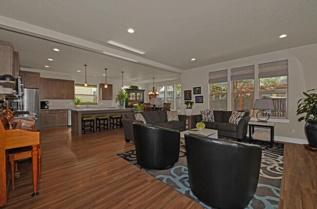 Foto del edificio - Beautiful 3 Bed/2.5 Bath Home in NW Bend - Via Cambria