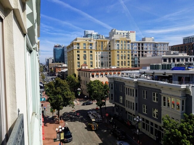 Building Photo - Gaslamp 1 bedroom with View, Wood floors, ...