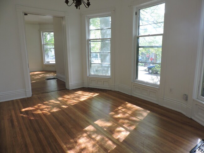 Foto del edificio - 637 Wealthy St SE