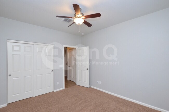 Foto del edificio - Layton Lakes! 2 story!