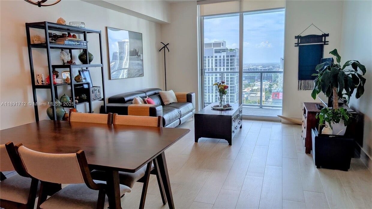 Foto principal - 185 SW 7th St