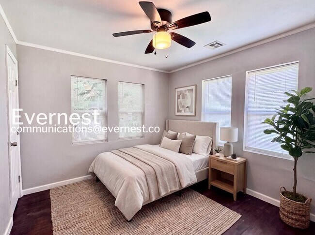 Foto del edificio - 2 Bed/1 Bath Townhome with Off-Street Parking / Pet-Friendly / Available Now!