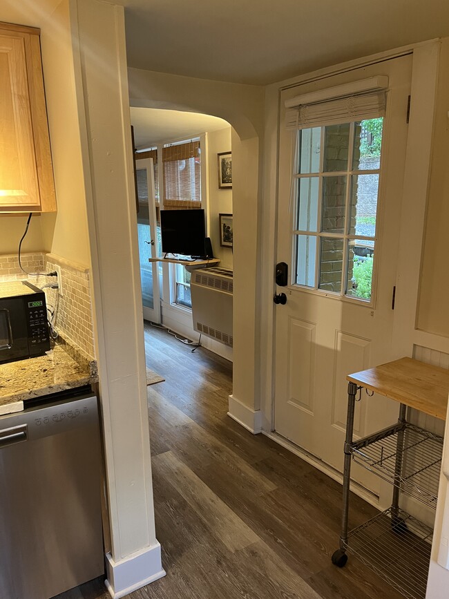 Building Photo - 147 E Chestnut St