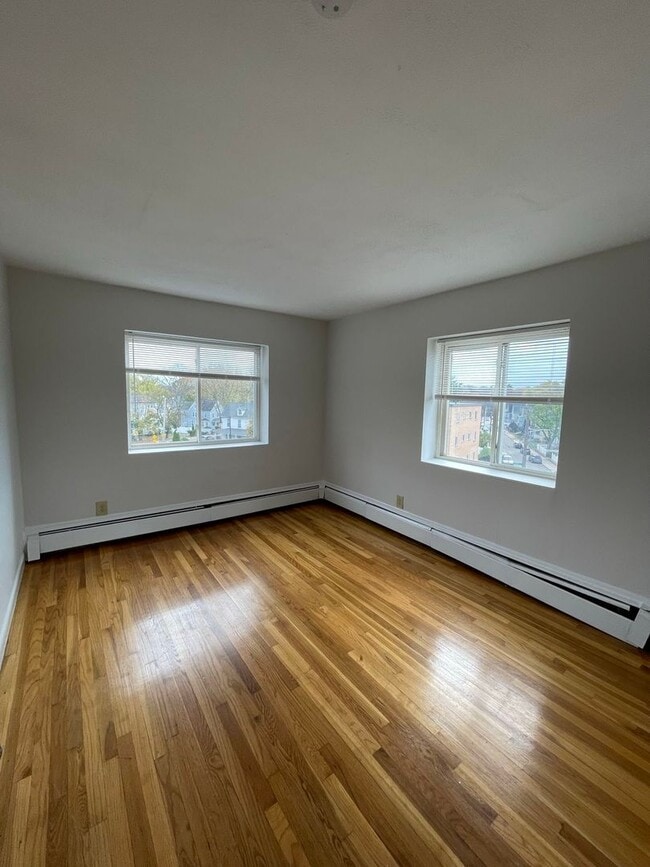 Building Photo - 731 River St