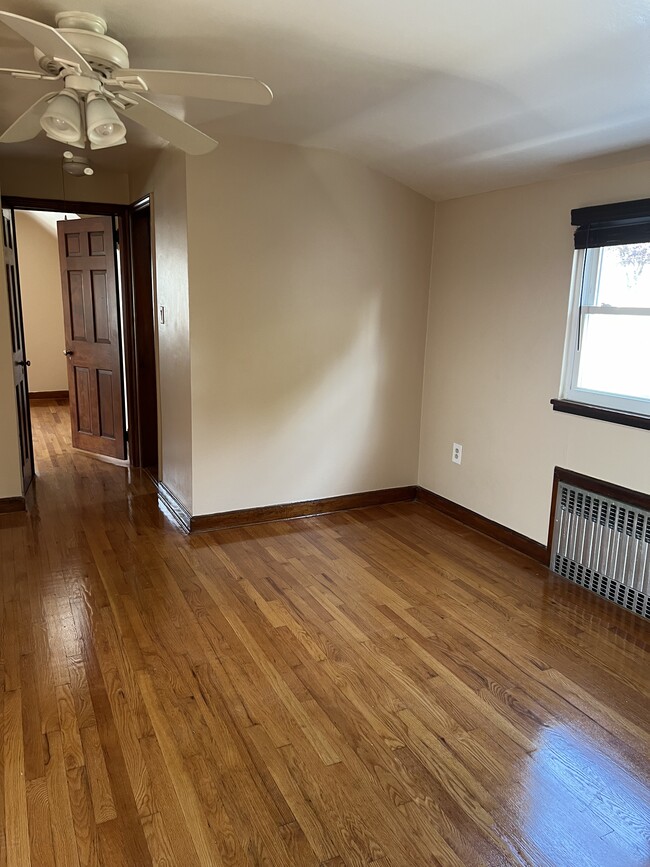 Sala de estar con vista hacia el dormitorio - 156 Maple St