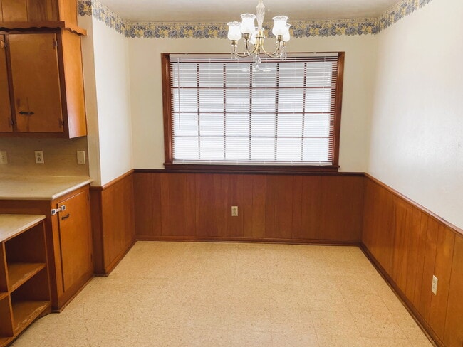 Foto del edificio - Adorable Three Bedroom Home With Sunroom Near Clapp Park!