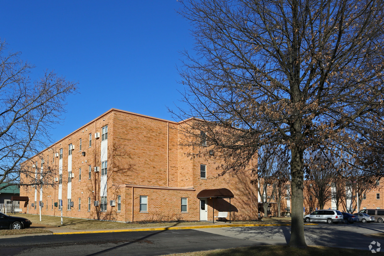 Building Photo - Hillcrest Apartments