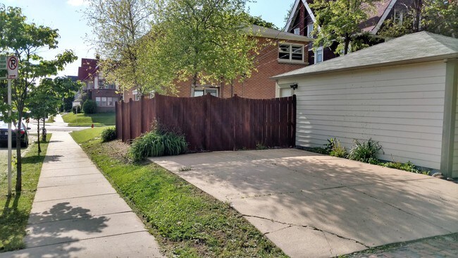 Building Photo - 2900-2902 N Farwell Ave