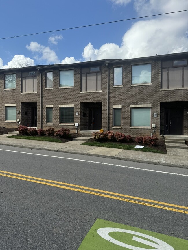 Building Photo - 600 Garfield St
