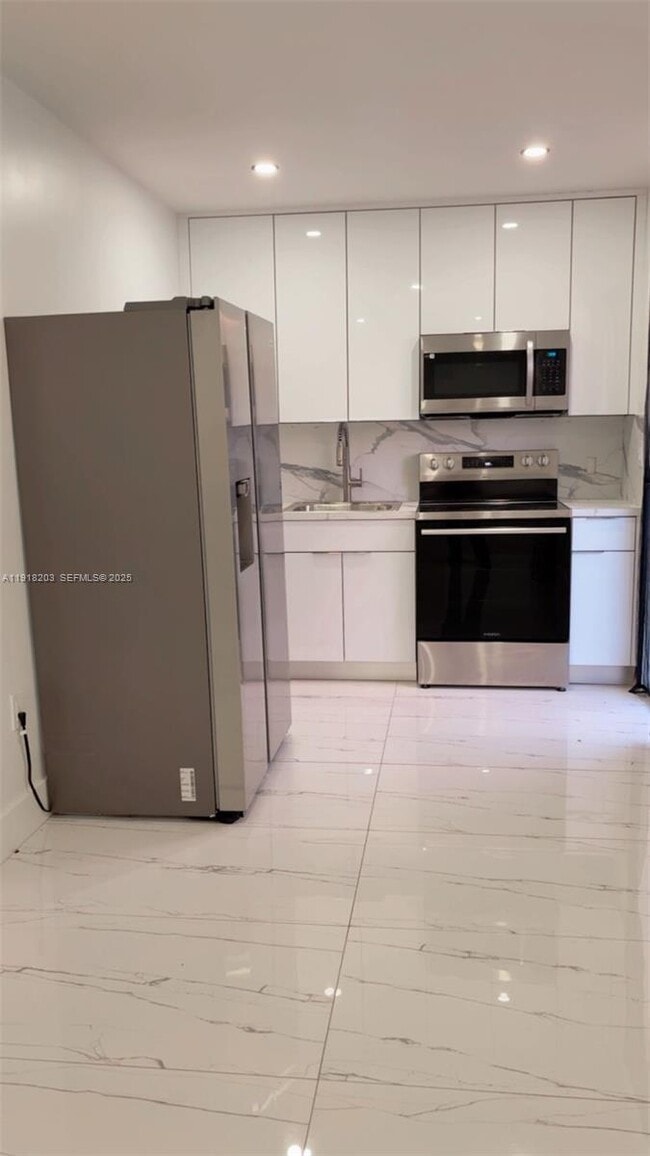 Foto del edificio - 728 NW 171st St