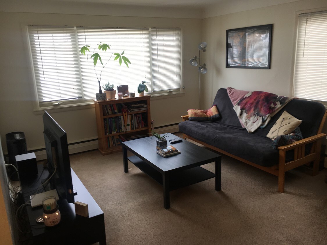 Spacious living room - 4445 Chowen Ave S