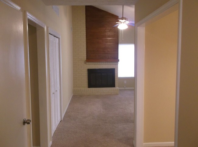Building Photo - 2600 Windridge Dr