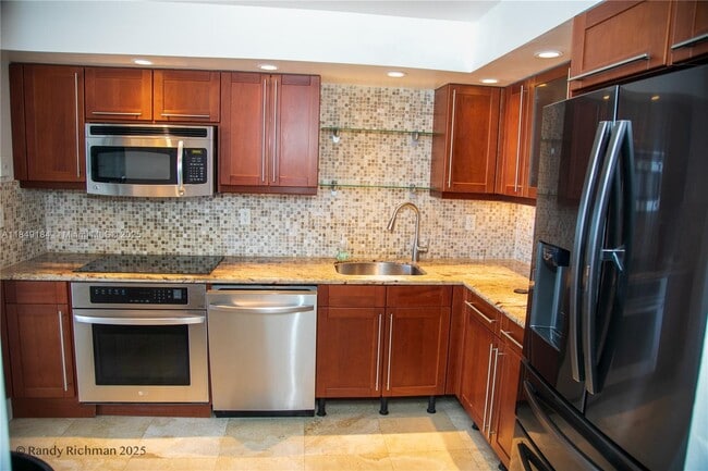Foto del edificio - 600 NE 36th St