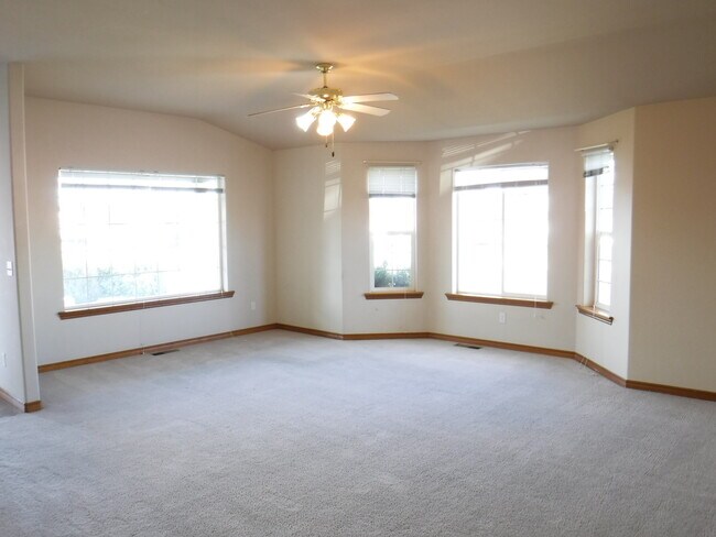Building Photo - Great 4 Bedroom, 2 Bath House! Available t...