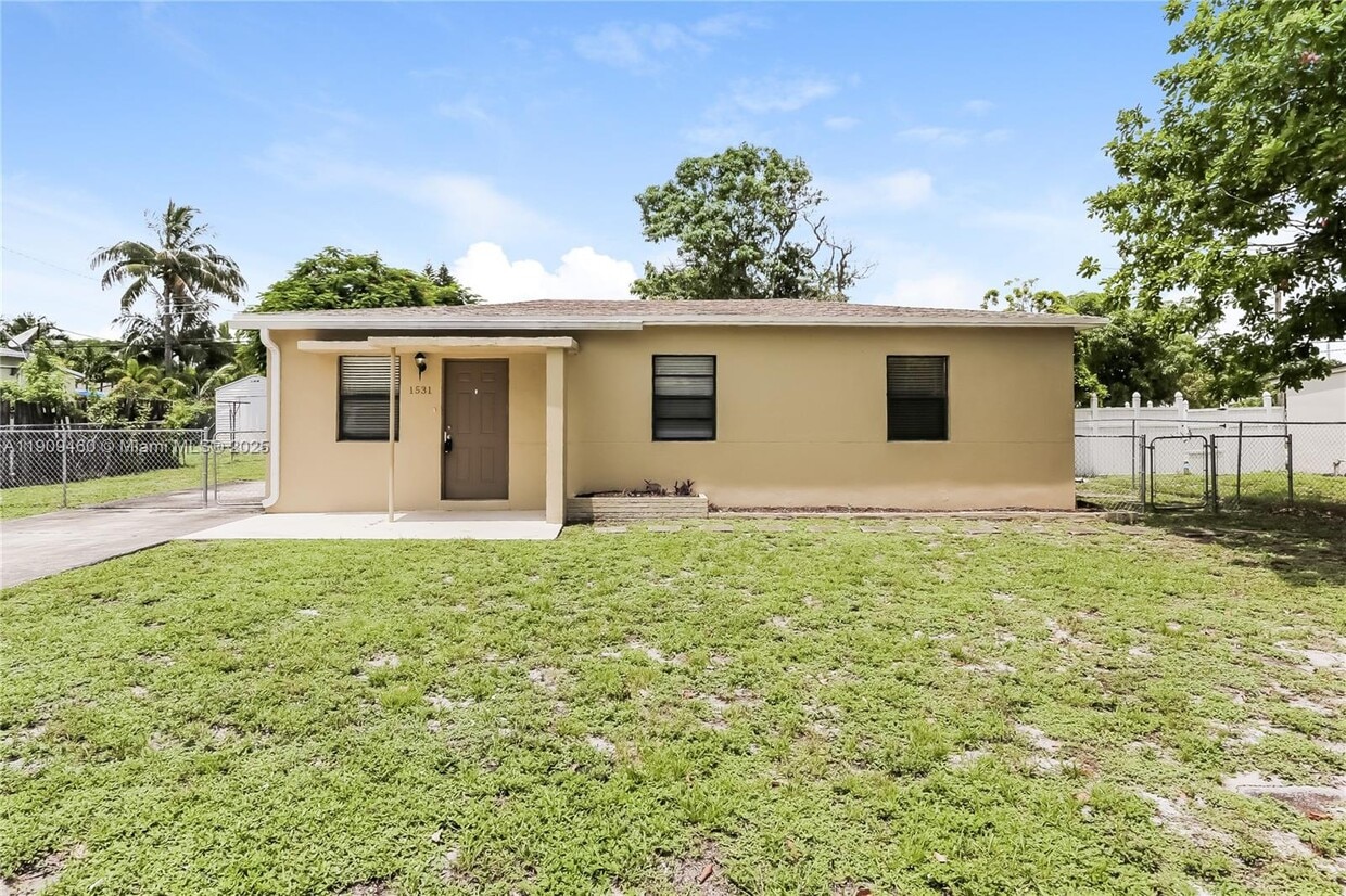 Foto principal - 1531 NW 12th Ct