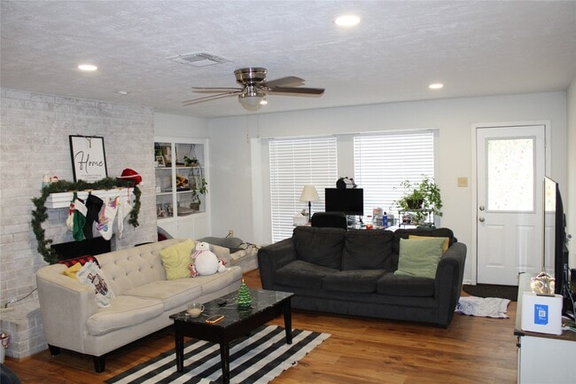 Building Photo - 819 Walbrook Dr