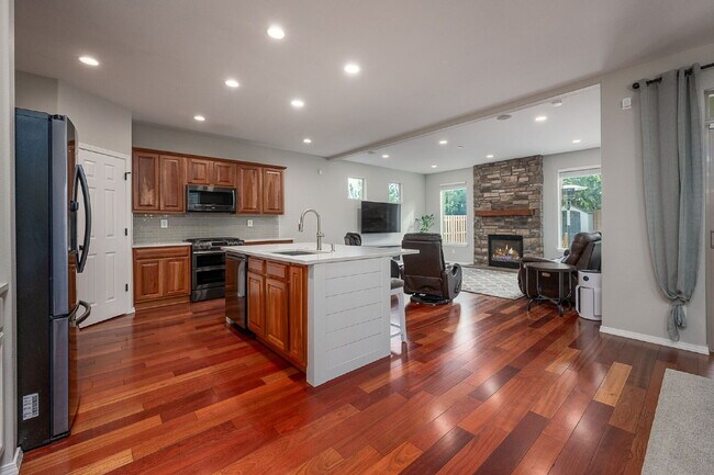 Foto del edificio - Spacious 4-bed Home with High Ceilings