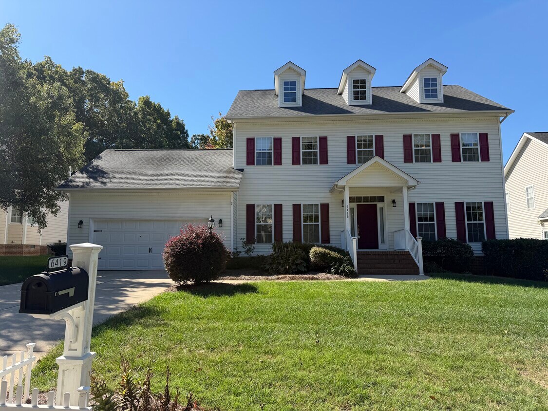 Hermosa casa de dos plantas en un amplio terreno con cocina, baños y pisos renovados. - 6419 Woodmont Rd