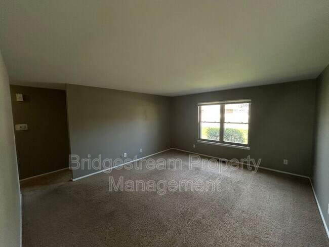 Building Photo - 1912 High Knoll Dr