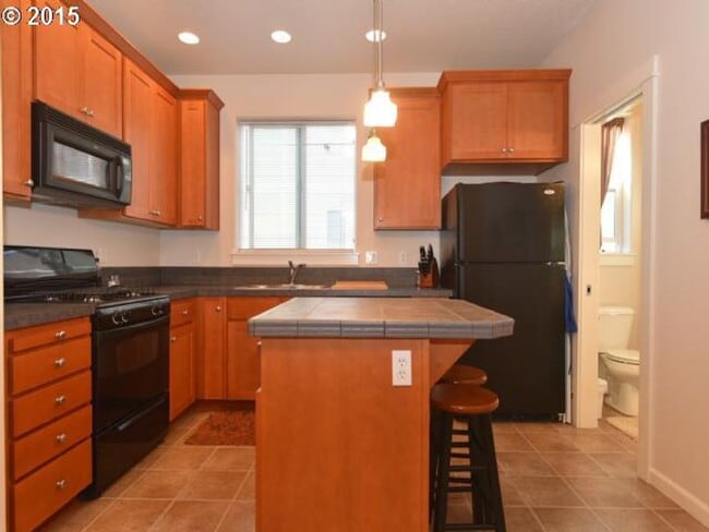 Building Photo - Adorable Storybook Townhouse 2 bed 2 bath. Located next to Nike!!!