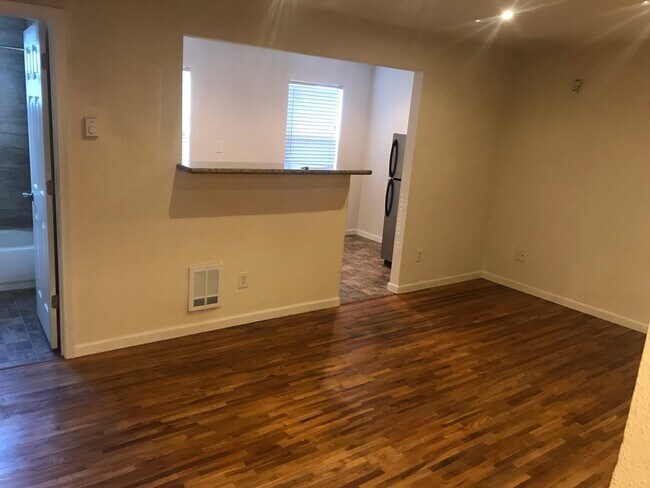Building Photo - PERFECT LOWER SOUTH HILL STUDIO CLOSE TO H...