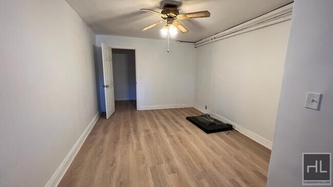 Foto del edificio - LARGE 2 BEDROOM W/ PARKING  EAST 51 STREET...