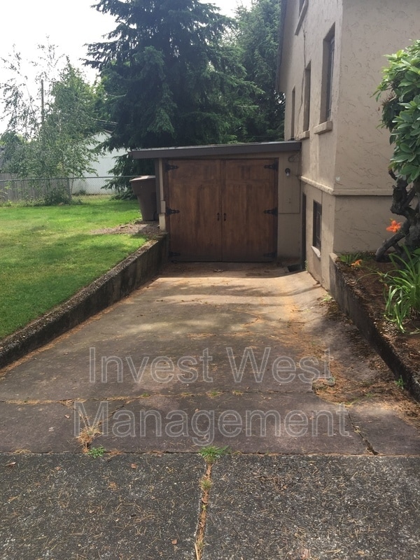 Building Photo - 431 NE Garfield St