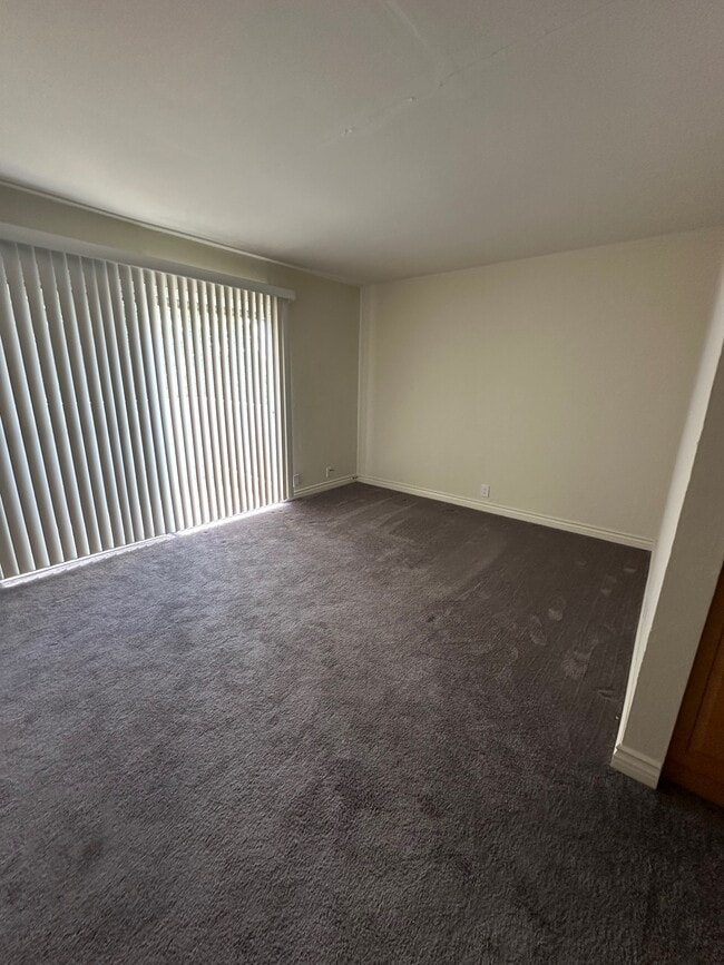 livingroom - 4260 Clayton Rd