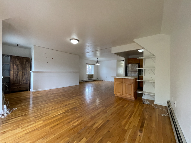 Building Photo - 1635 Hering Ave