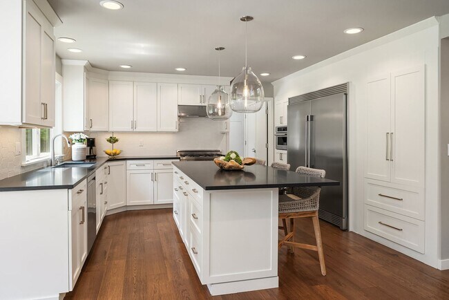 Foto del edificio - Remodeled 5 Bed Home w/ 3 Full & 2 Half Baths on 2.22 Private Acres