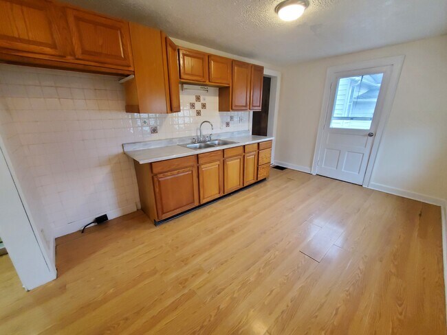 Kitchen - 102 Ridgewood Ave