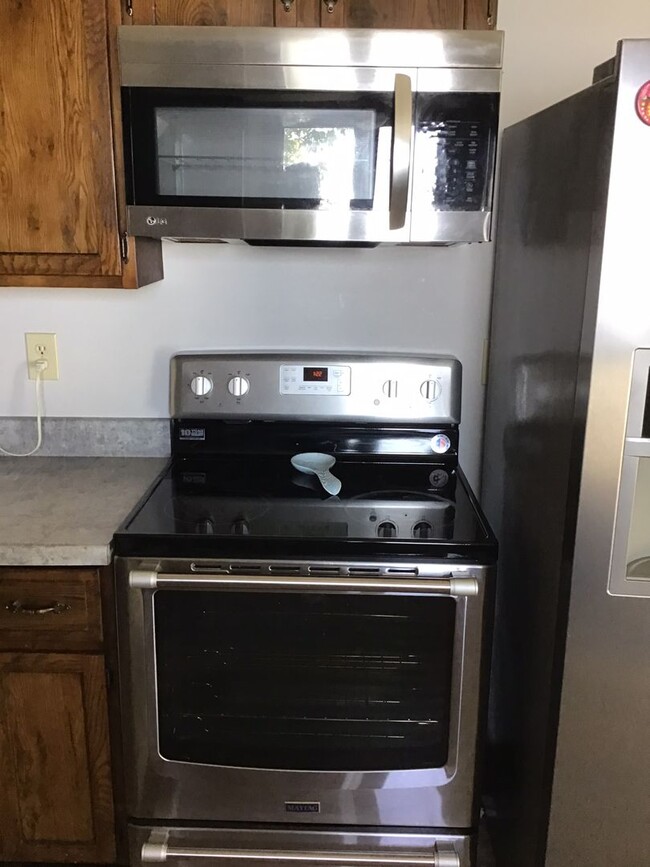 Building Photo - Price Reduced 3 Bedroom 1 1/2 Bath Lake Ho...