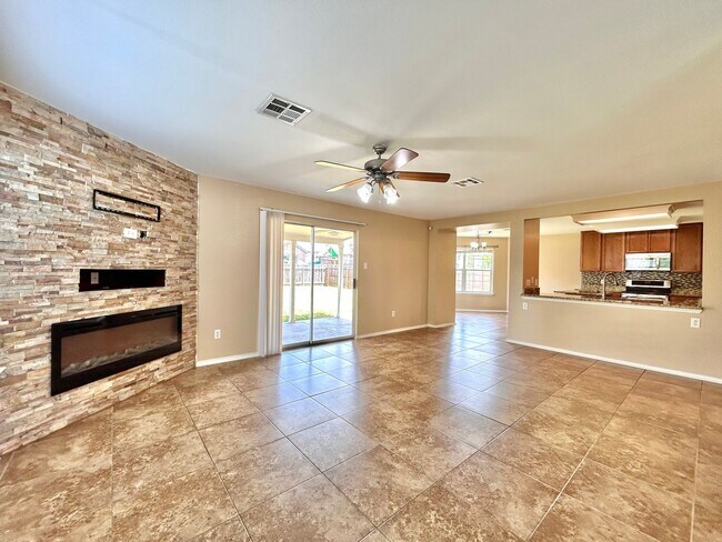 Building Photo - Spacious 4/BR 2.5/BA Home with Large Fence...