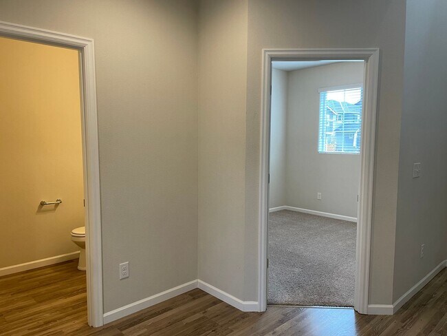 Building Photo - Beautiful 4 Bedroom 2.5 Bath Home Located ...