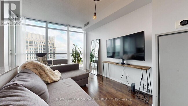 Photo du bâtiment - 215 Fort York Blvd