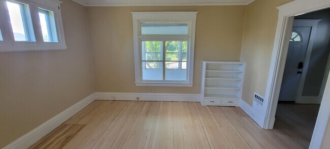 Building Photo - AVAILABLE NOW- Spacious 4 Bed / 2 Bath Home