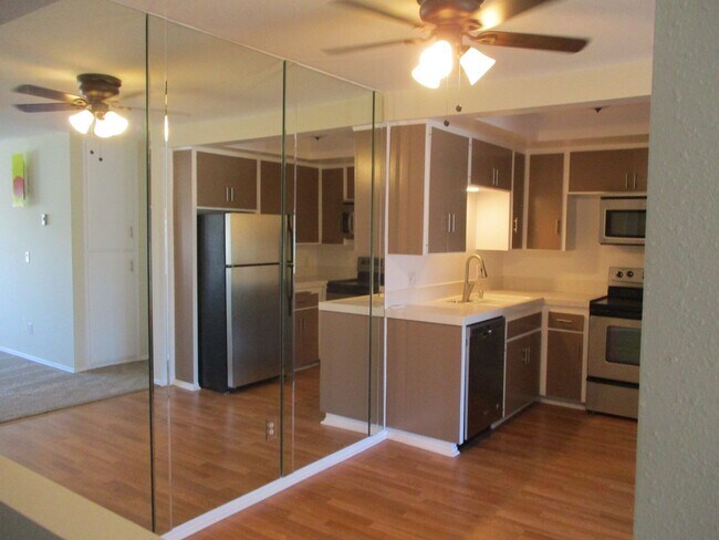 Building Photo - Desirable Park Blvd 1 Bdr 1 Ba 3rd Floor C...