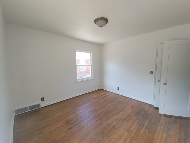 Building Photo - 3plex - Van Buren
