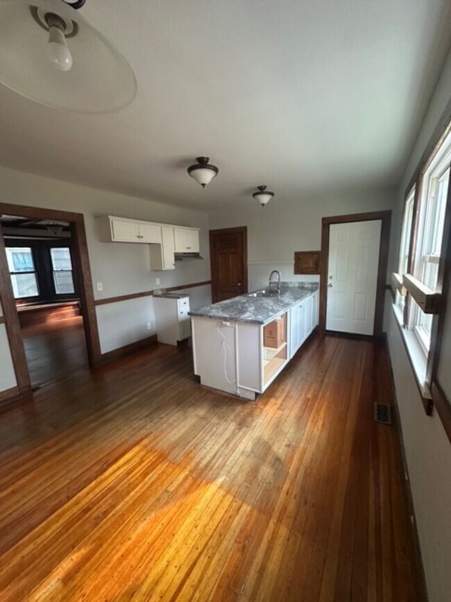 Foto del edificio - Spacious Single Family 4-Bedroom 1.5-Bath Home For Rent