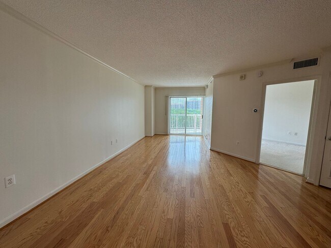 Building Photo - Sun-filled 1 Bed 1 Bath Condo With Private...