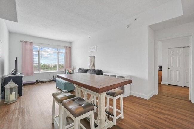 Foto del edificio - 1200 Town Center Dr